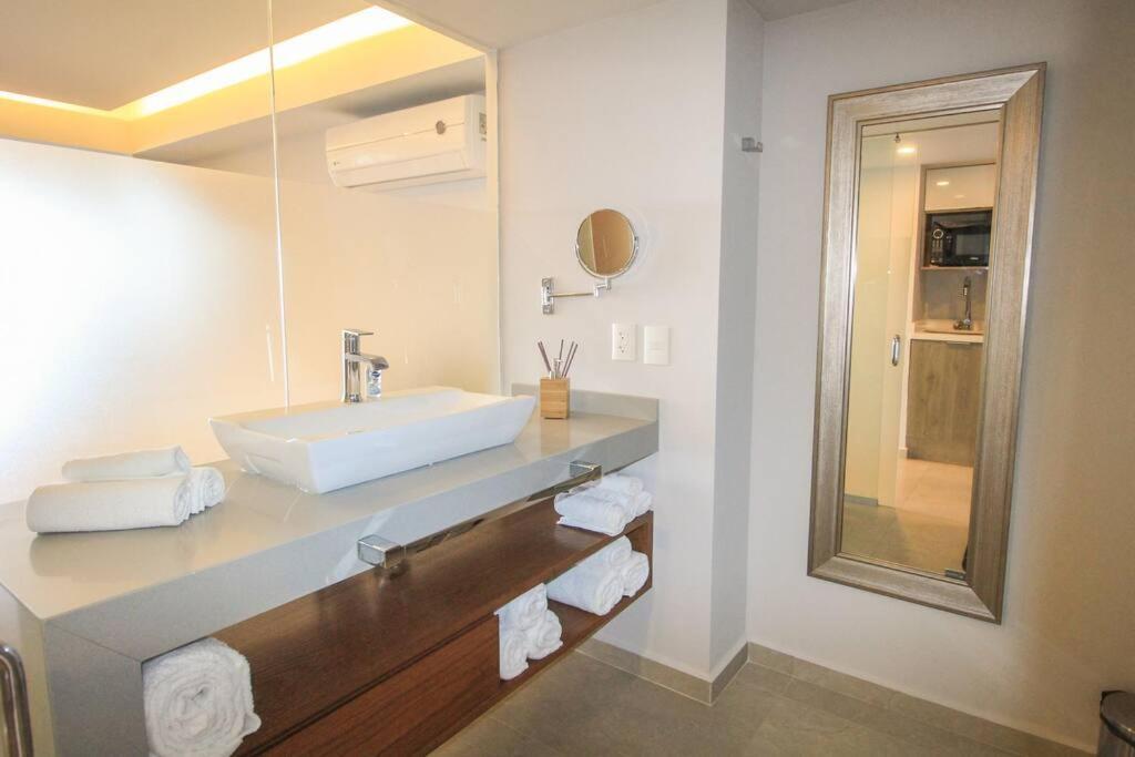 Harbor 7010 By Moikkarentals Beachfront 600Mb Wifi Puerto Vallarta Exteriör bild